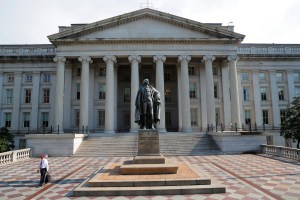 Tesoro de EEUU bloqueará el pago de bonos de la deuda de Rusia a través de bancos norteamericanos