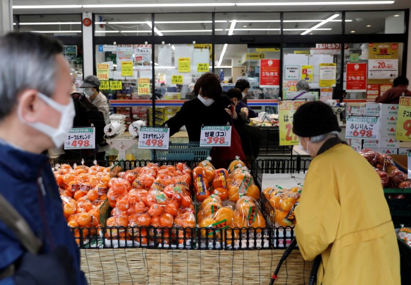 Primavera sin cerezos en flor: Residentes de Tokio hacen largas filas para abastecerse