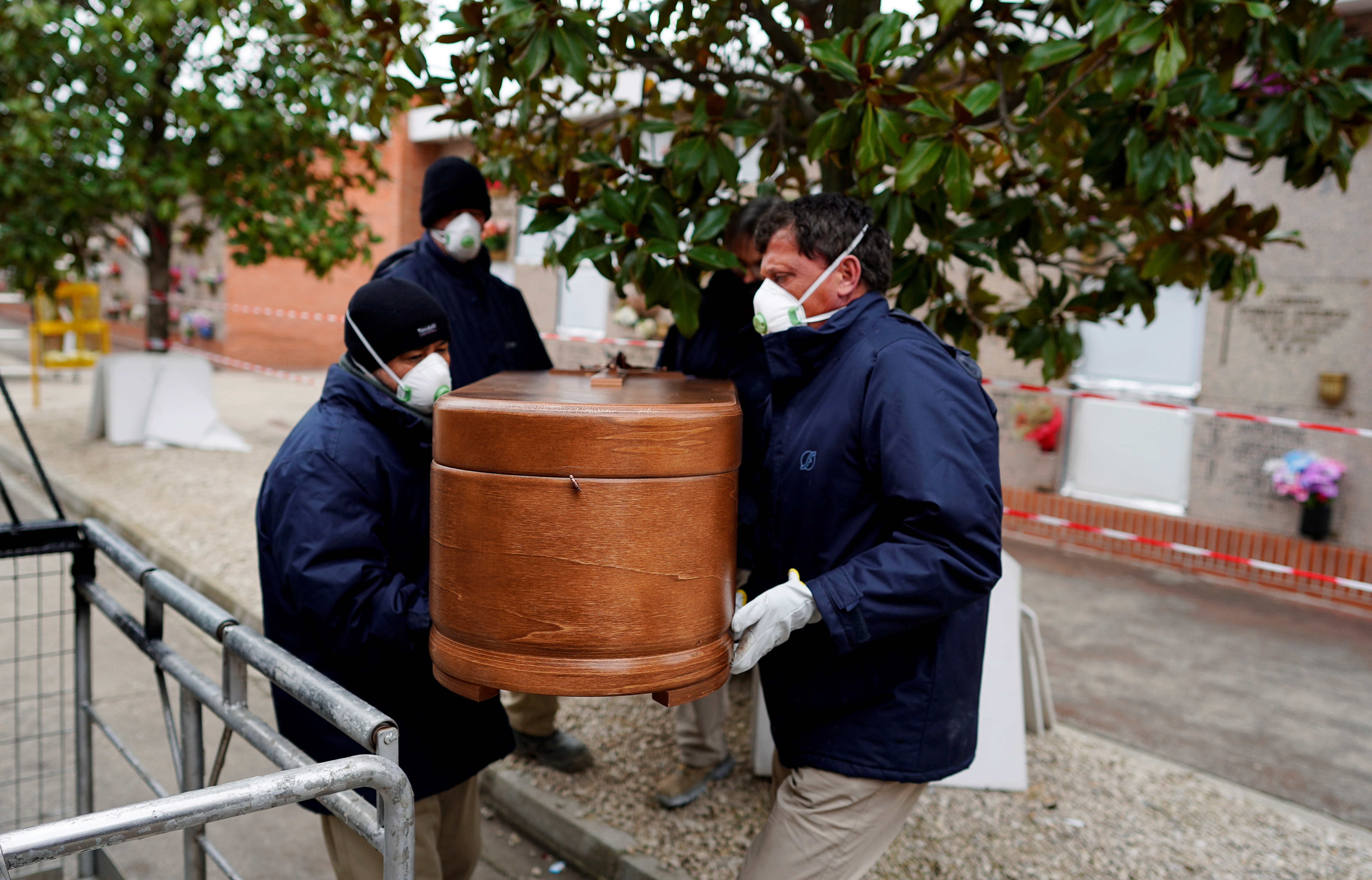 España prohíbe velorios y entierros con más de tres acompañantes por el coronavirus