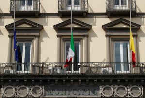 Italia pone sus banderas a media asta en señal de duelo ante la pandemia