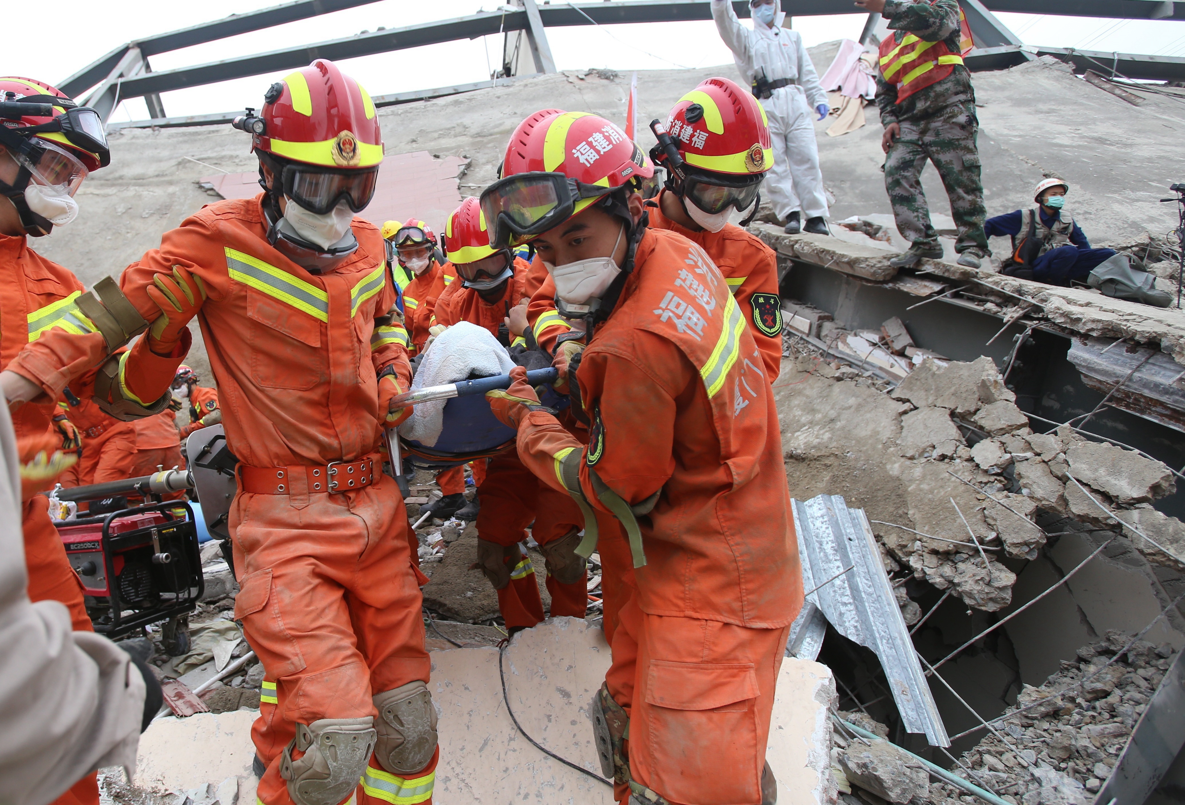 El milagroso rescate de una madre y su hijo, atrapados bajo el hotel derrumbado en China (VIDEO)