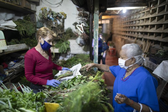 Venezolanos buscan en hierbas una defensa contra el coronavirus