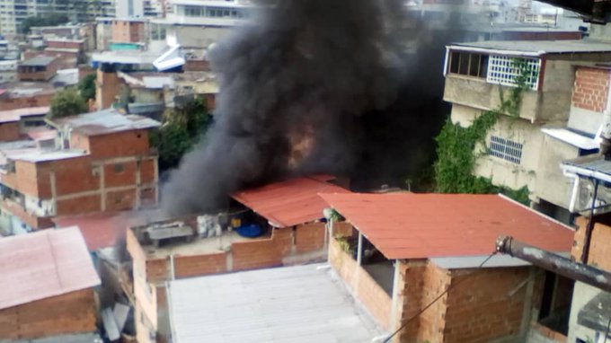 Reportan incendio dentro de una vivienda en el barrio Chapellin #25Mar (VIDEO)