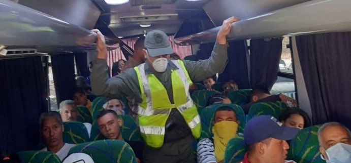 Funcionarios de la GNB supervisan autobuses en la autopista Caracas-La Guaira (Foto)