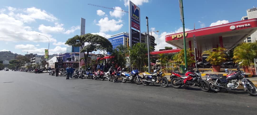 La GRAN cola por gasolina en Las Mercedes este #30Mar (Fotos y video)