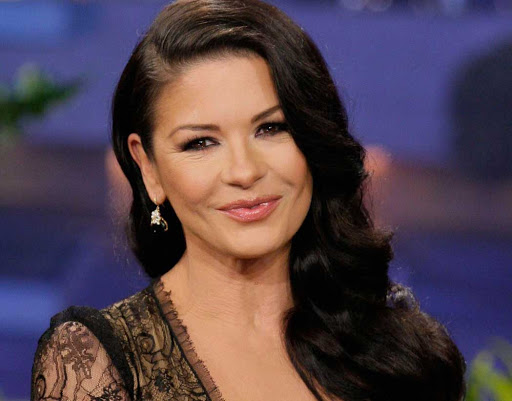 ¿Mejor que Shakira? Catherine Zeta Jones mostró cómo mueve las caderas