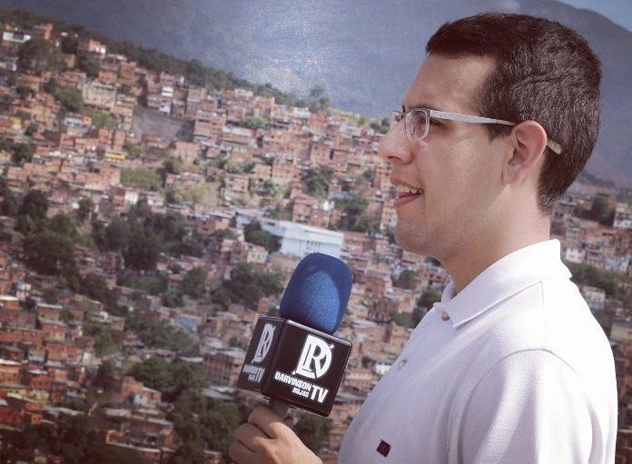 El periodista Darvinson Rojas fue trasladado a tribunales este #23Mar, según el Sntp