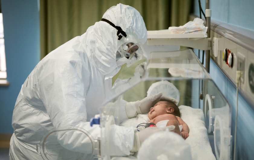 Médicos chinos sospechan que tres recién nacidos pudieron haber contraído el coronavirus en el útero