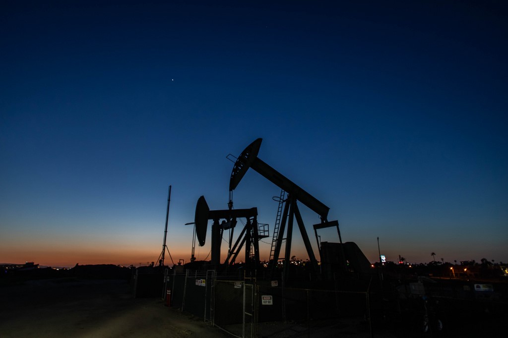 Alza sorpresa de reservas de crudo de EEUU hace caer precios del petróleo