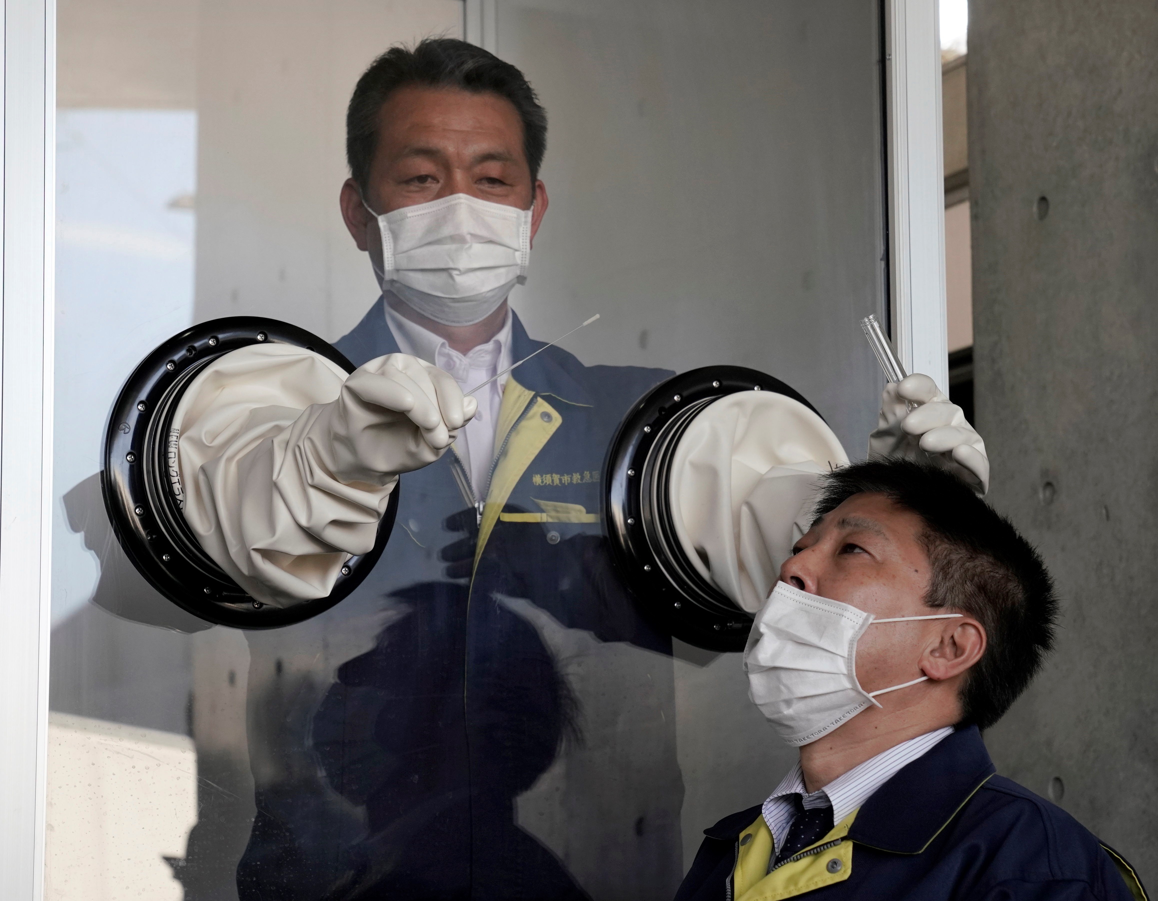 Medio centenar de infectados más en un crucero italiano amarrado en Nagasaki