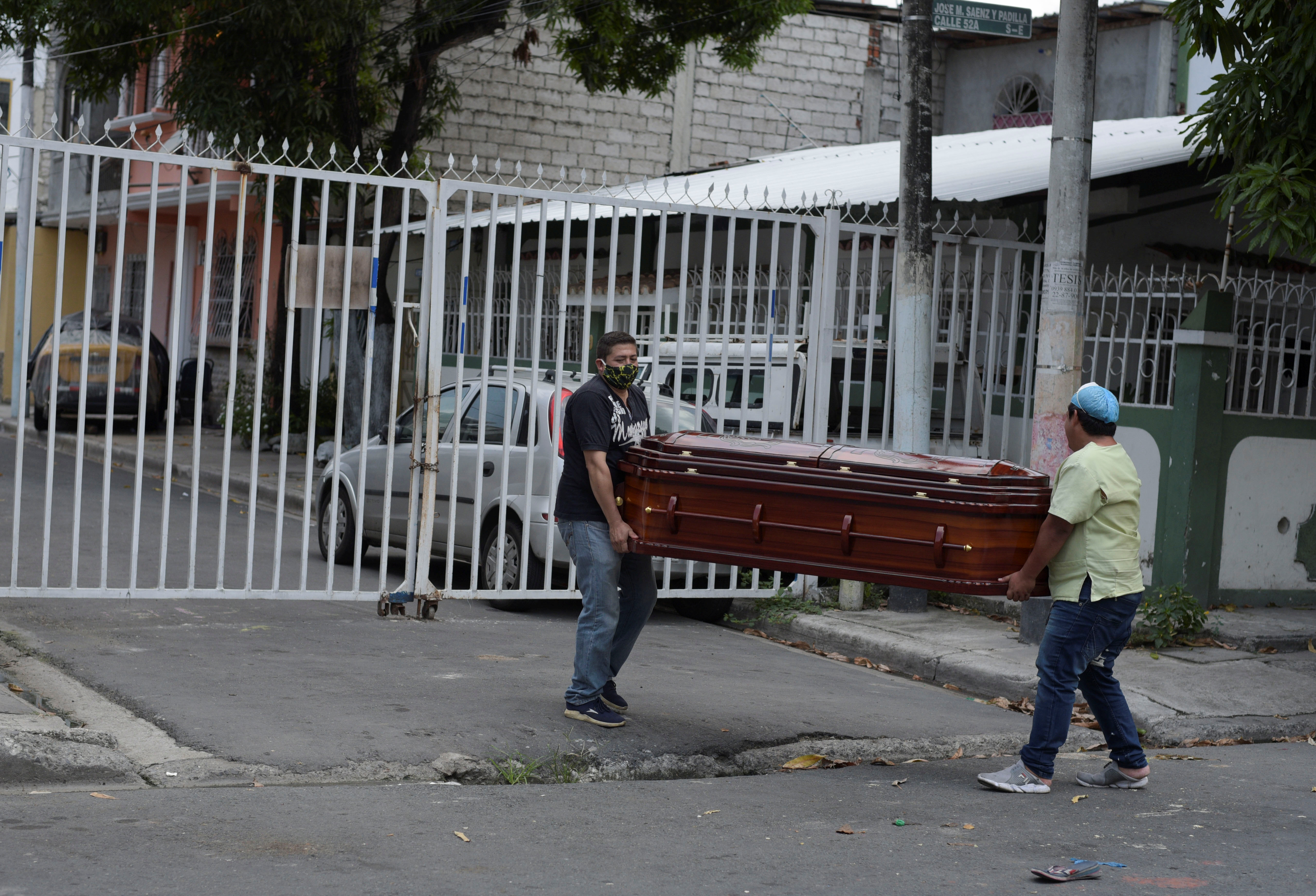 Entierros exprés en el mayor cementerio de América Latina por el coronavirus