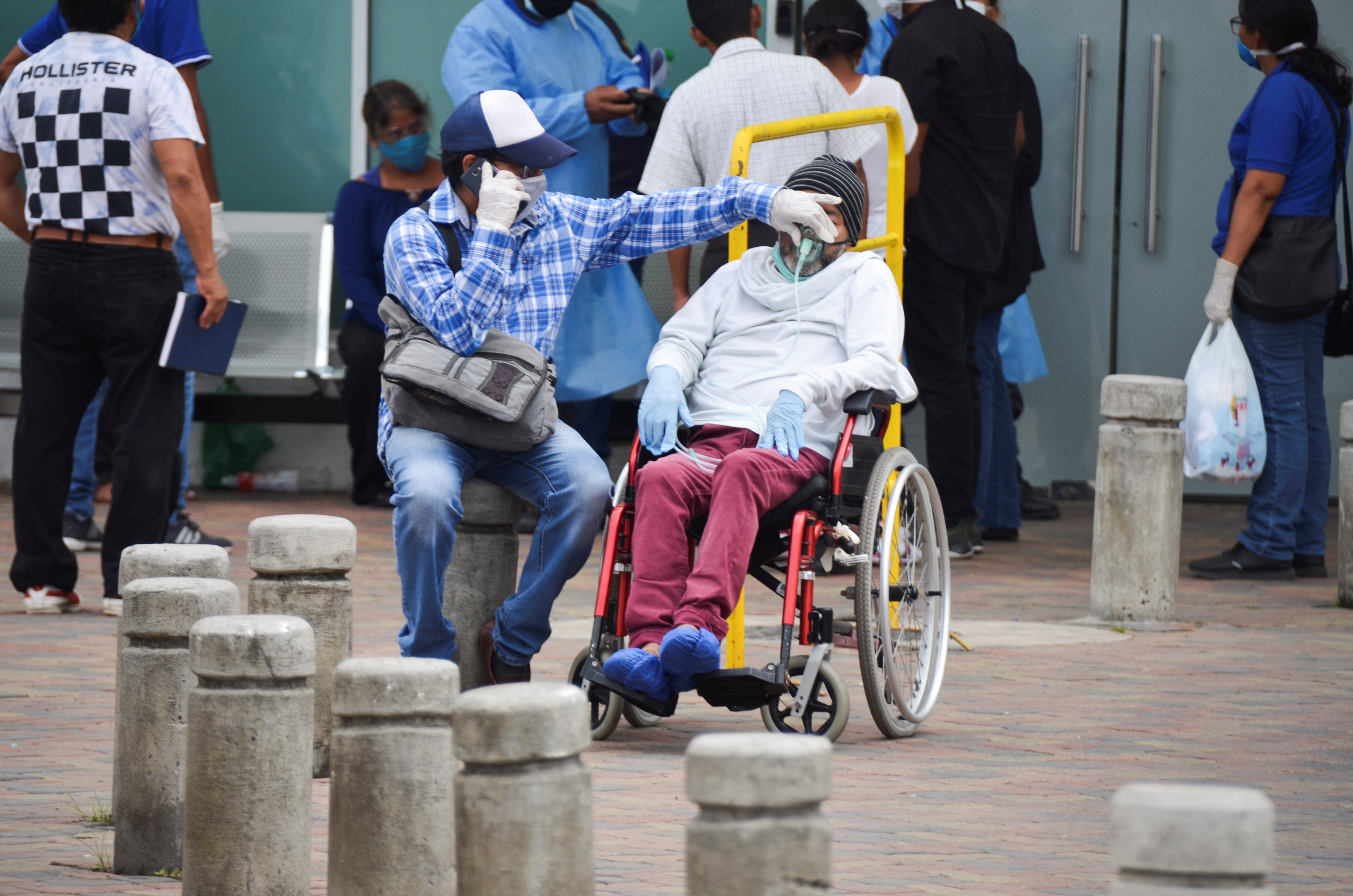 Ecuador reanuda vuelos de pasajeros y reduce toque de queda en medio de pandemia