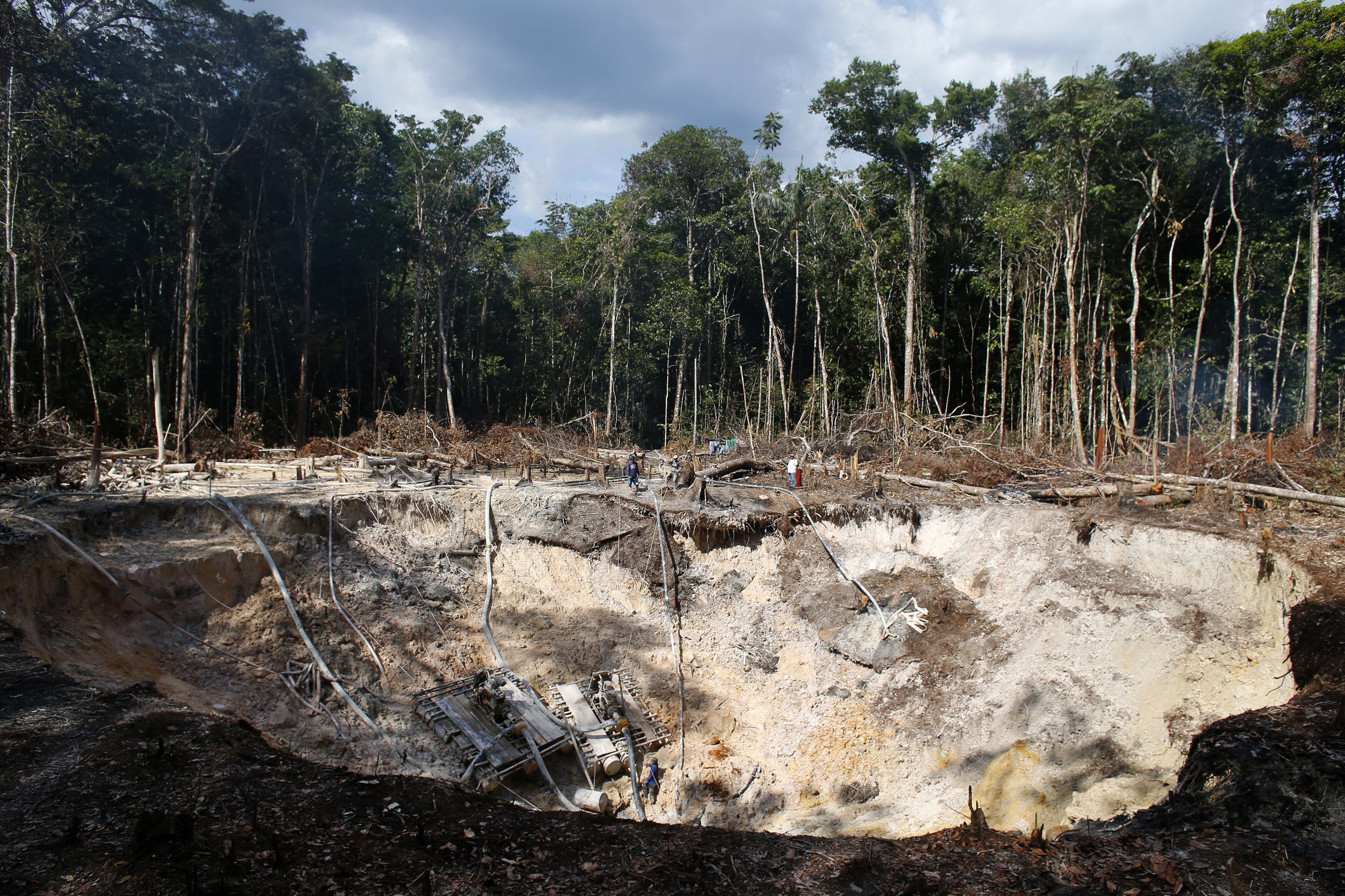 Maduro corre el riesgo de alimentar la pandemia al permitir la minería ilegal en la Amazonia