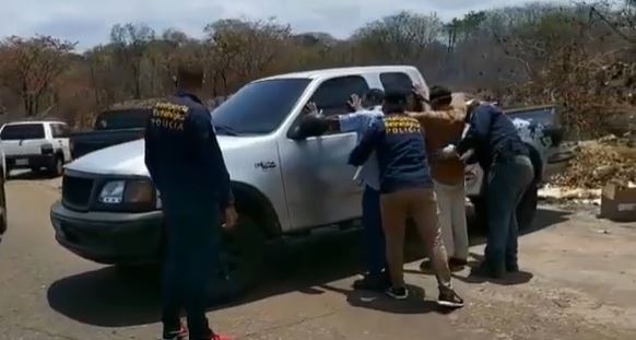 Detuvieron a dos sujetos en Bolívar mientras arrojaban desechos clínicos en la vía pública (Video)