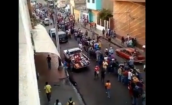 La MEGA COLA de usuarios para comprar comida en Anzoátegui #2Abr (Video)