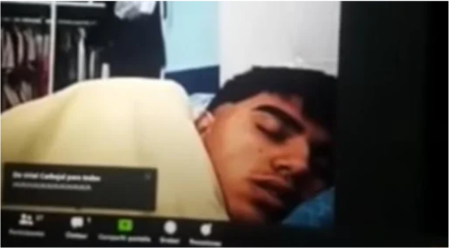 ¡Cosas de la cuarentena! Estaba recibiendo clases por videollamada y se quedó dormido (CAPTURA)