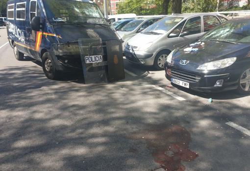 “Los mataré a todos”: Se fugó del hospital con coronavirus y se enfrentó a la policía con dos catanas en España (VIDEO)