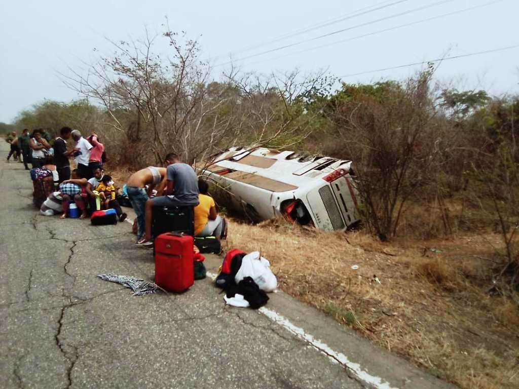 Dos personas murieron al volcar autobús camino a Valencia