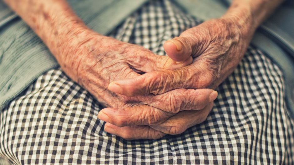 Anciana de 103 años venció el coronavirus y lo primero que hizo fue pedir una cerveza (FOTO)