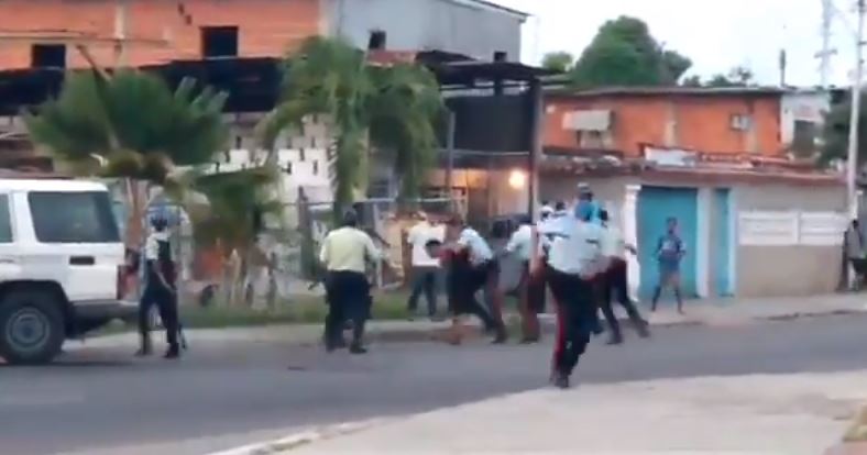 Funcionarios de la PNB repelieron intento de saqueo a una gandola en Barlovento (Video)