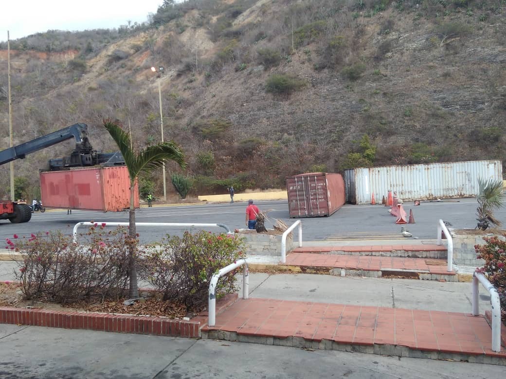 Régimen de Maduro bloquea con contenedores la autopista Caracas – La Guaira