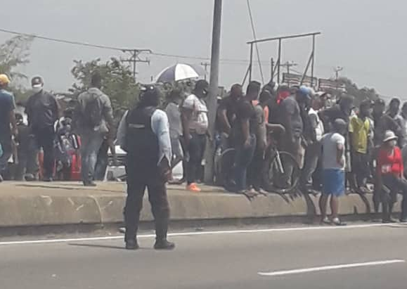 Carabobeños protestaron tras hacer 10 días de cola para obtener gasolina #28Abr (Fotos)