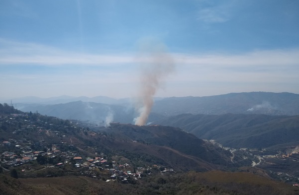 Se registra incendio en el kilómetro 7 de la vía El Junquito #12Abr (Fotos)