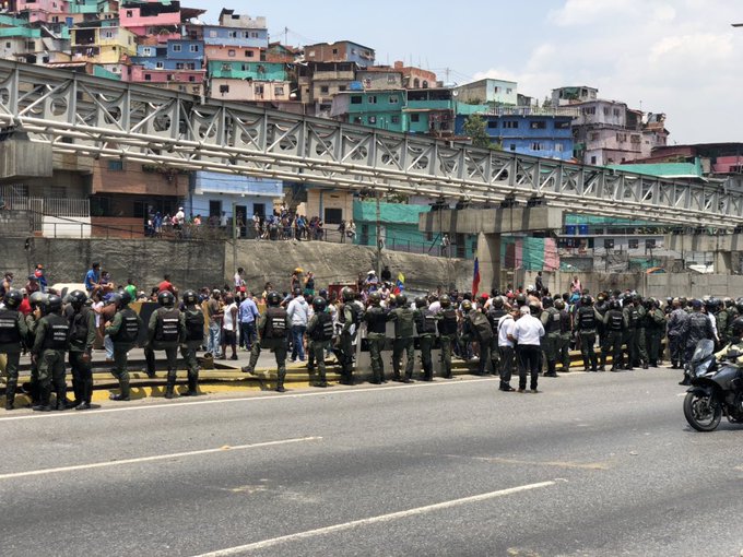 Petare alzado: Unos sufren para hallar agua y otros protestan por fallas del servicio (Videos)