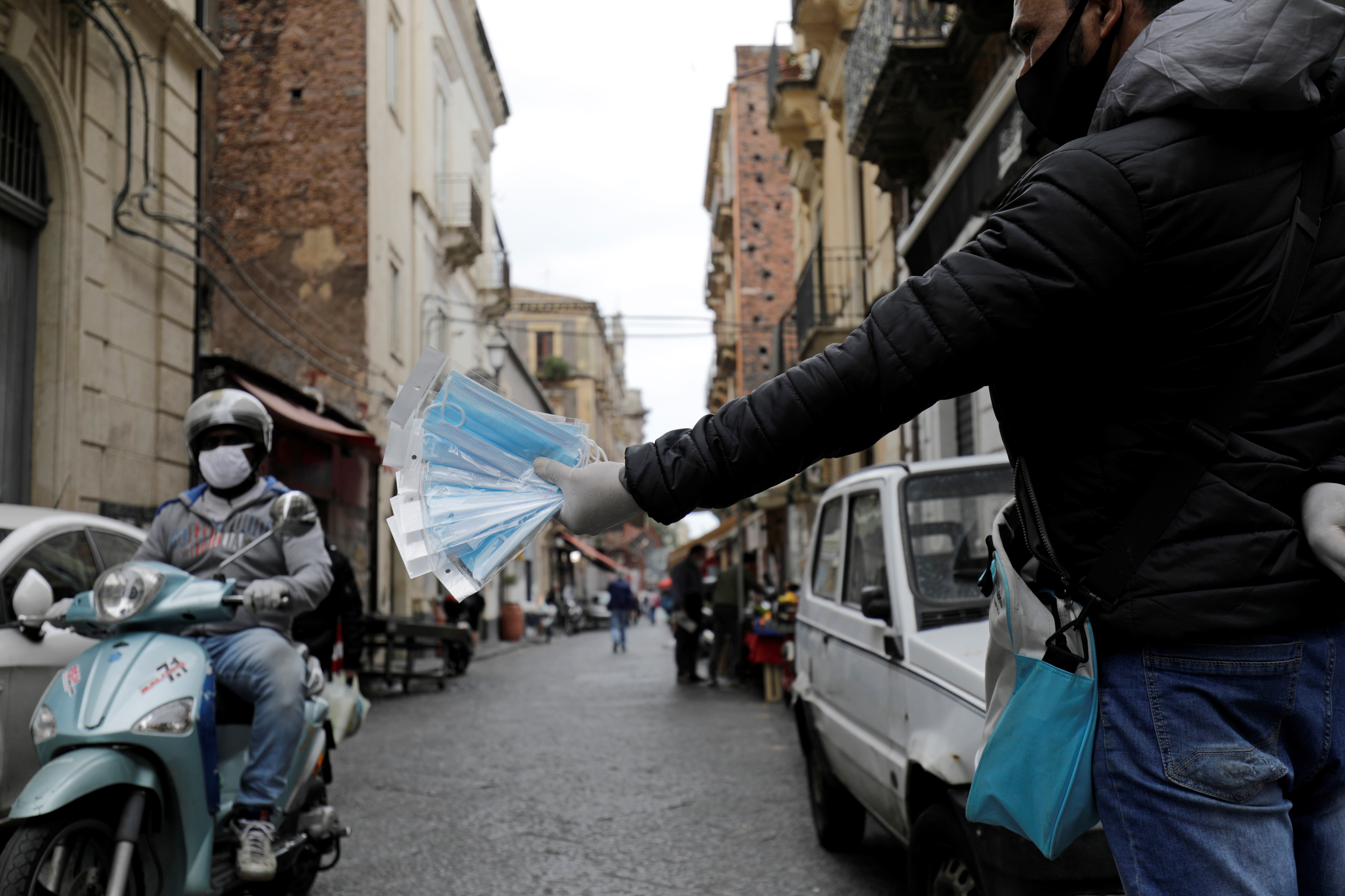 Catar impone hasta 3 años de cárcel por no llevar mascarilla en público