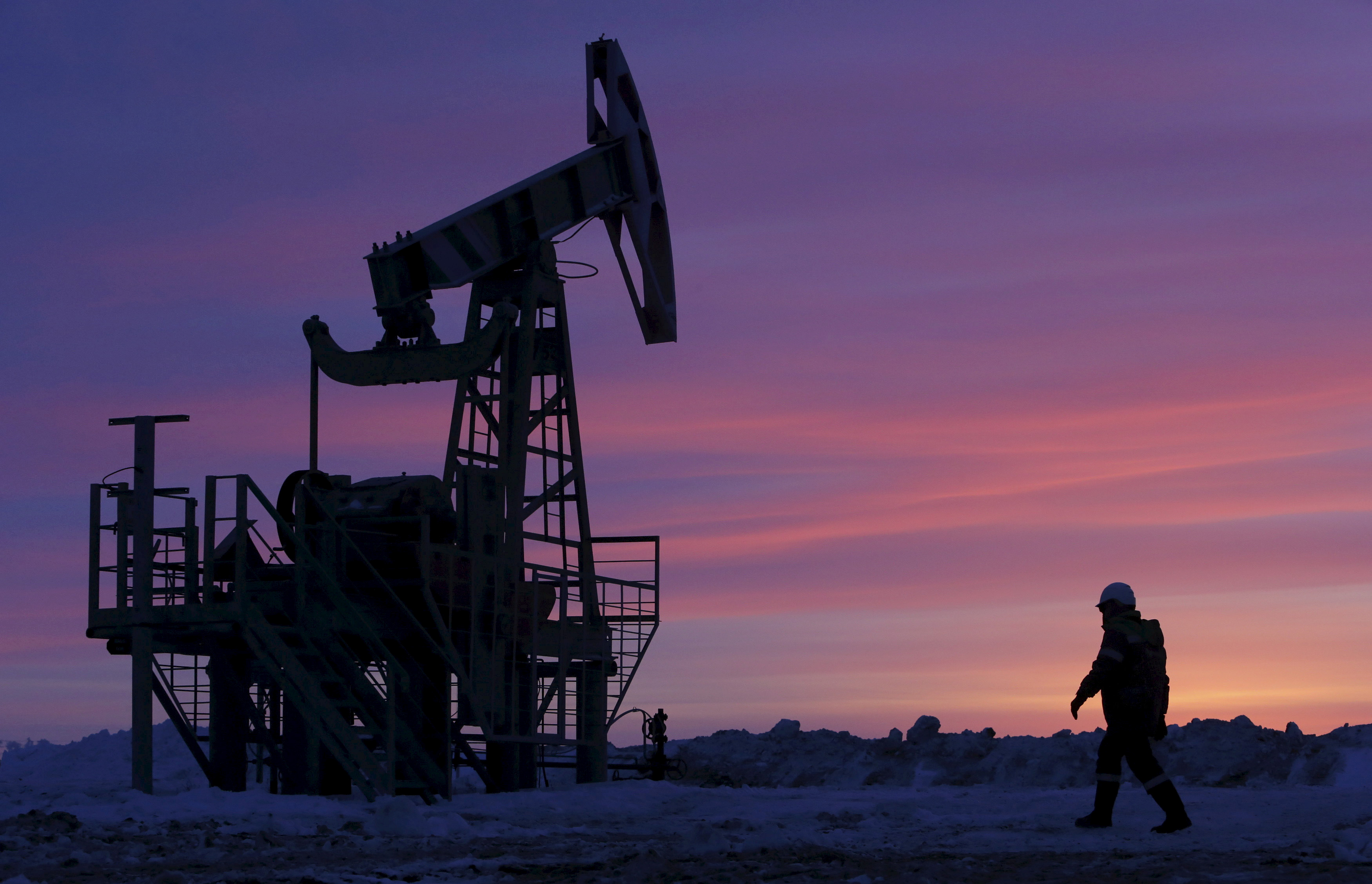 Petróleo vuelve a caer por exceso de oferta y débil demanda
