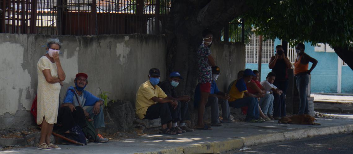 Abuelos se cuelan en los comedores de las escuelas por hambre