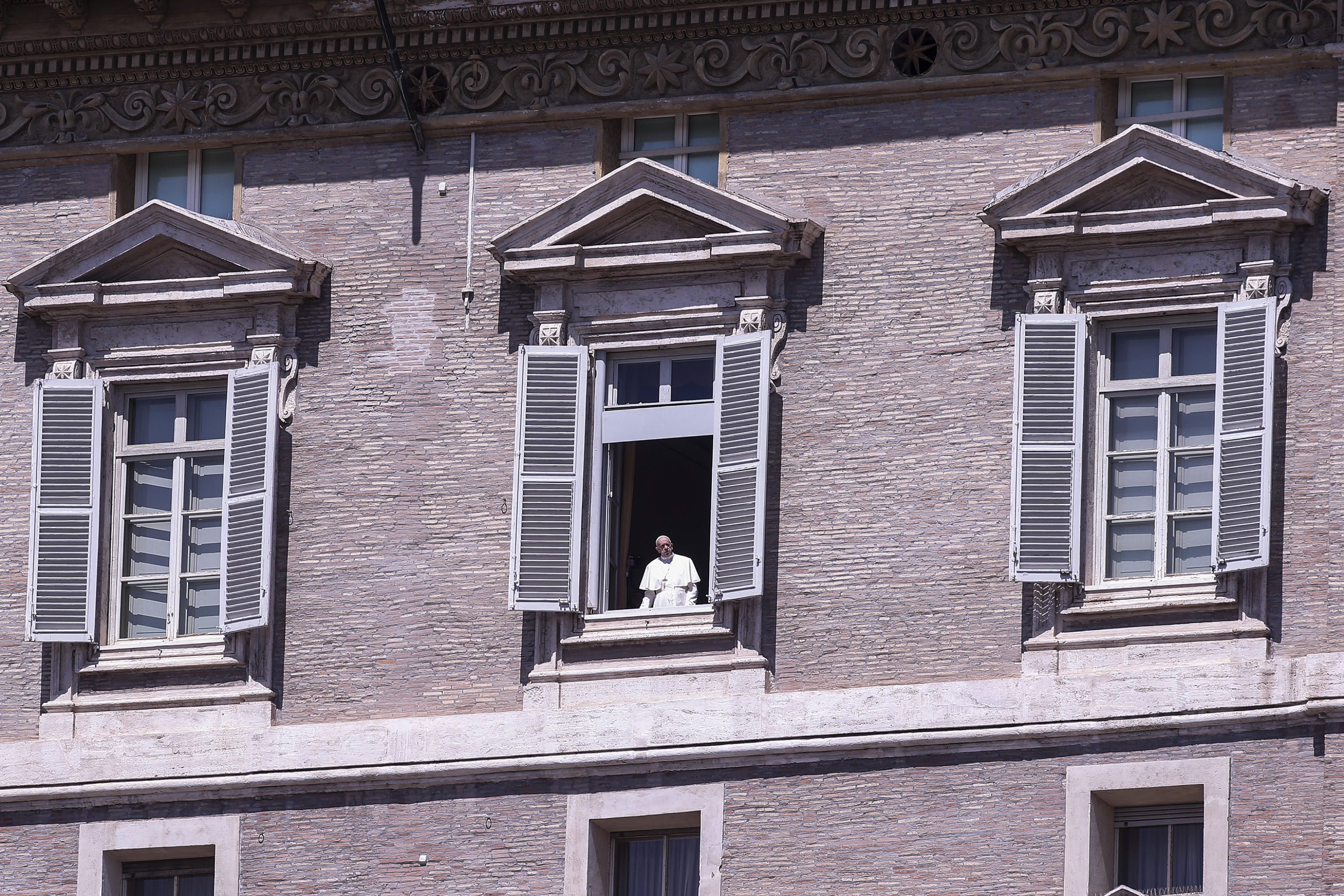 El papa Francisco rinde homenaje a los sacerdotes y médicos muertos por coronavirus
