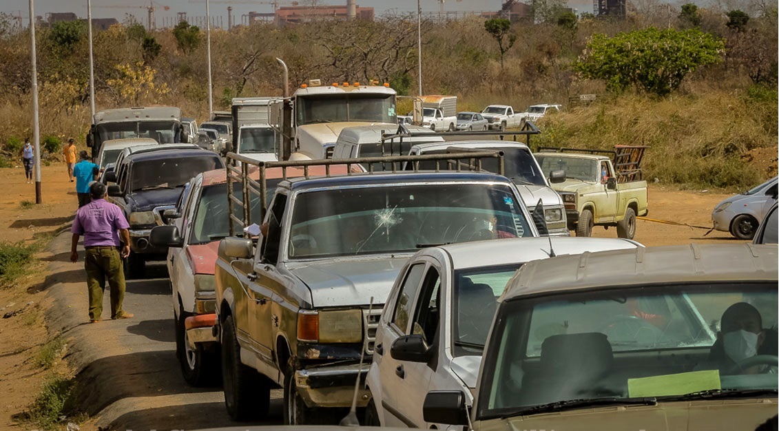 Humillación chavista: 10 días de cola para echar 20 litros gasolina en La Guaira #11May (VIDEO)