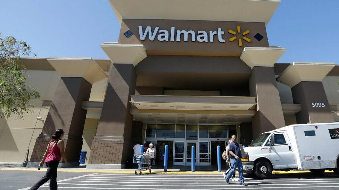 Empleados evacuados de Walmart en Miami Gardens