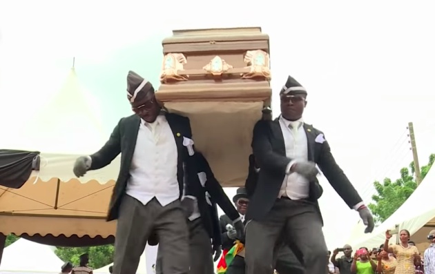 El gracioso y polémico mensaje de los porteadores de ataúdes: “Quédense en casa o bailarán con nosotros” (VIDEO)