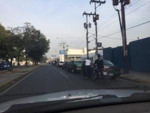 EN FOTOS: Así amaneció la KILOMÉTRICA cola en Maracay para echar gasolina #7May