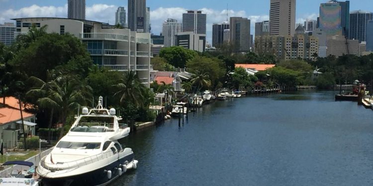 Venezolanos presentan demanda para recuperar un megayate de lujo en Miami