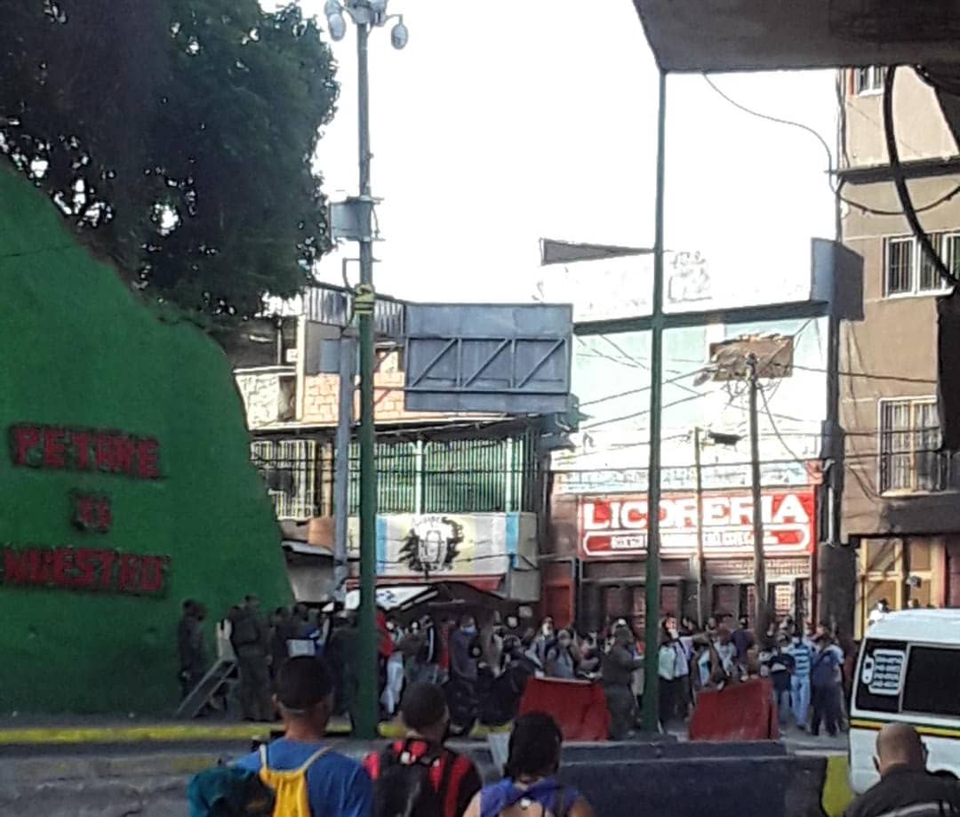 En puente Baloa de Petare los vecinos se aglomeran tratando de salir #8May (FOTO)