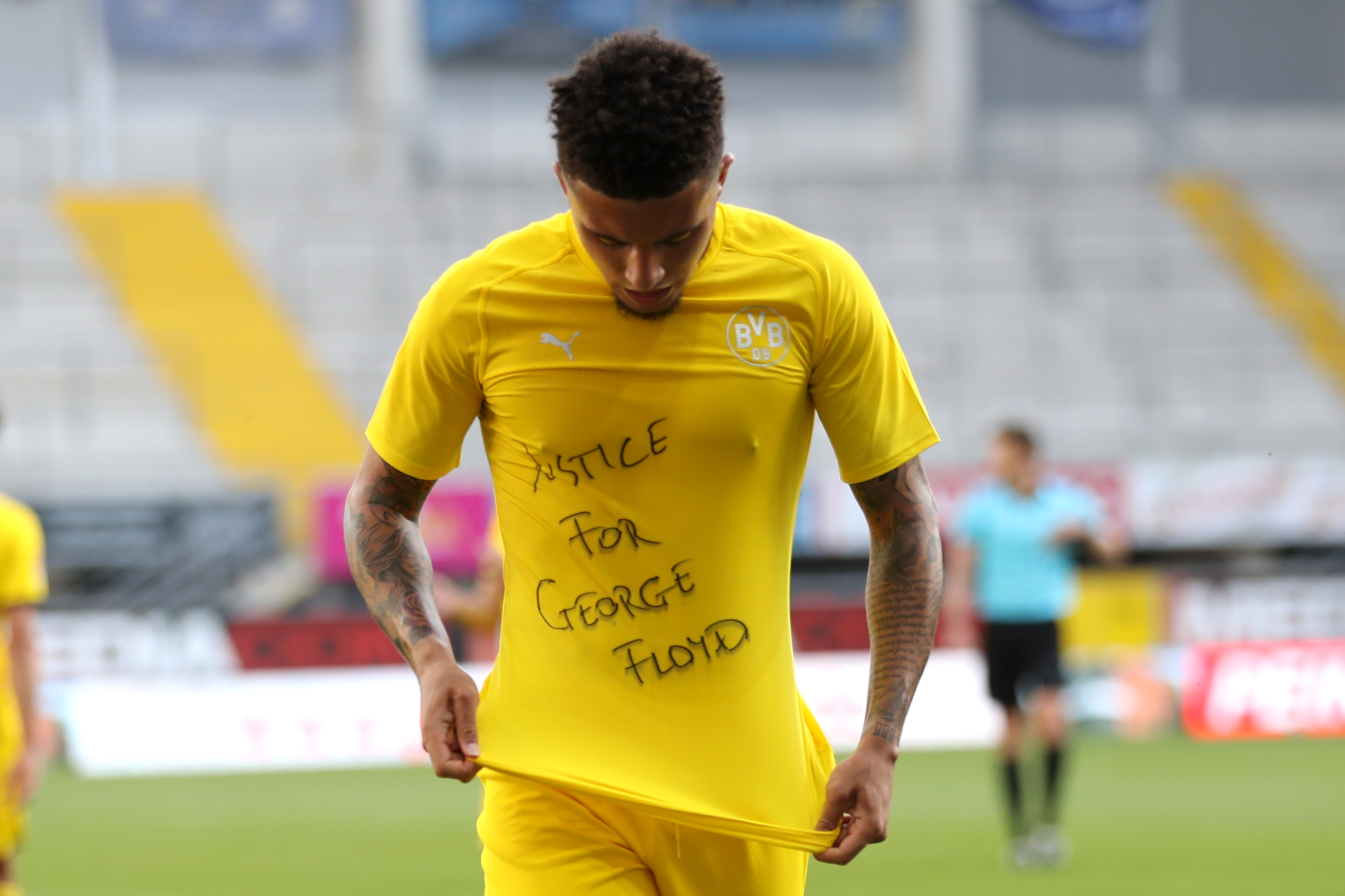 La plantilla del Borussia Dortmund se arrodilla en homenaje a George Floyd (FOTO)