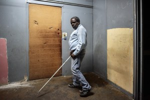 La falta de contacto físico por el virus trastorna la vida de los ciegos en Sudáfrica
