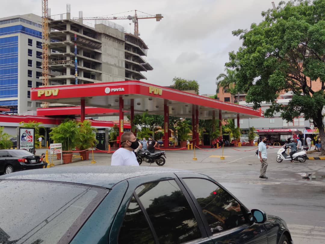 ¿Y la gasolina pa’ cuándo? Caraqueños siguen en las colas de las bombas para surtir #1Jun (IMÁGENES)