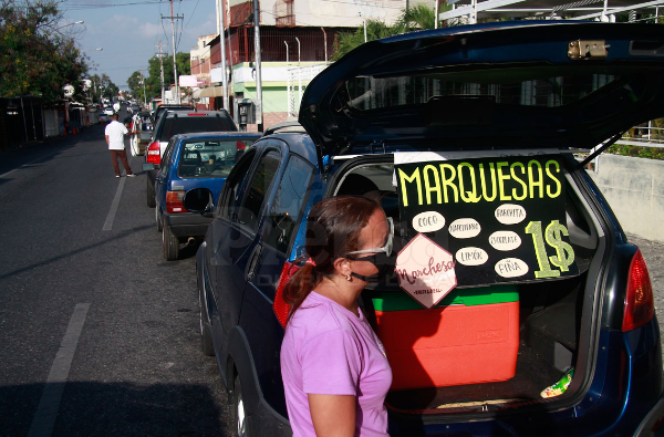 Guaros buscan ingresos extras en colas de gasolina