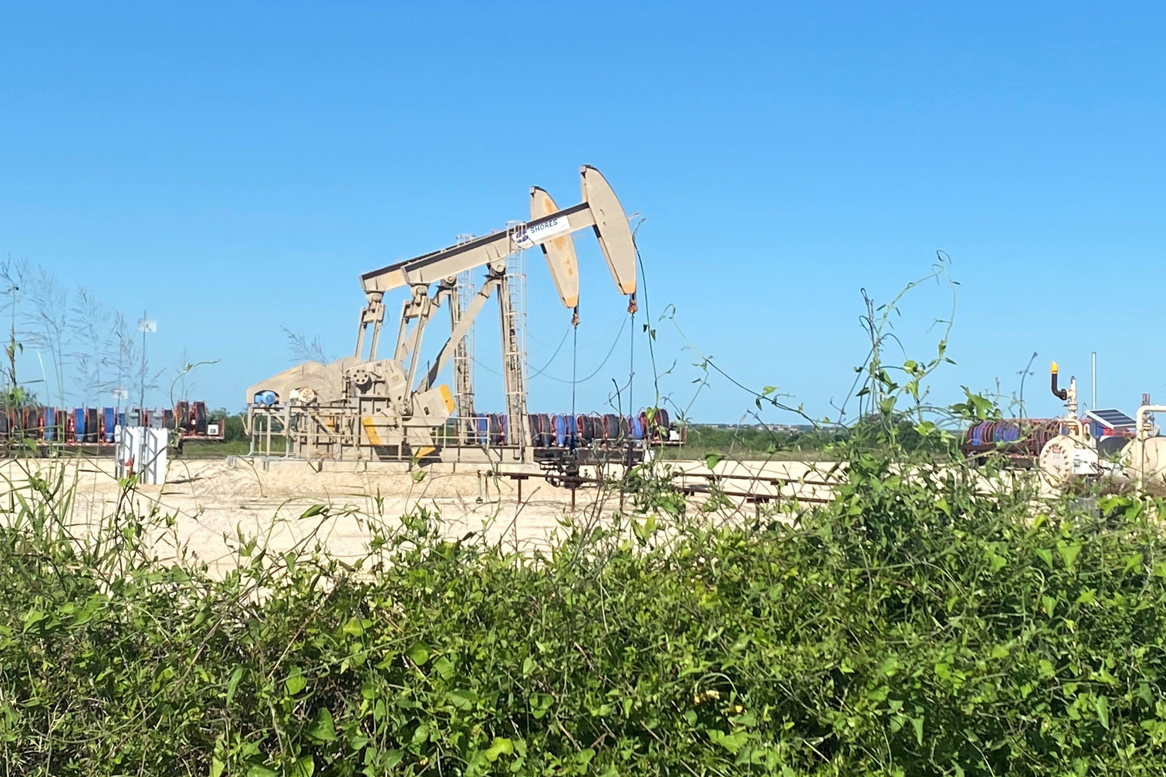 Barril de petróleo sube pero cerraría semana en rojo por temor a segunda ola de coronavirus