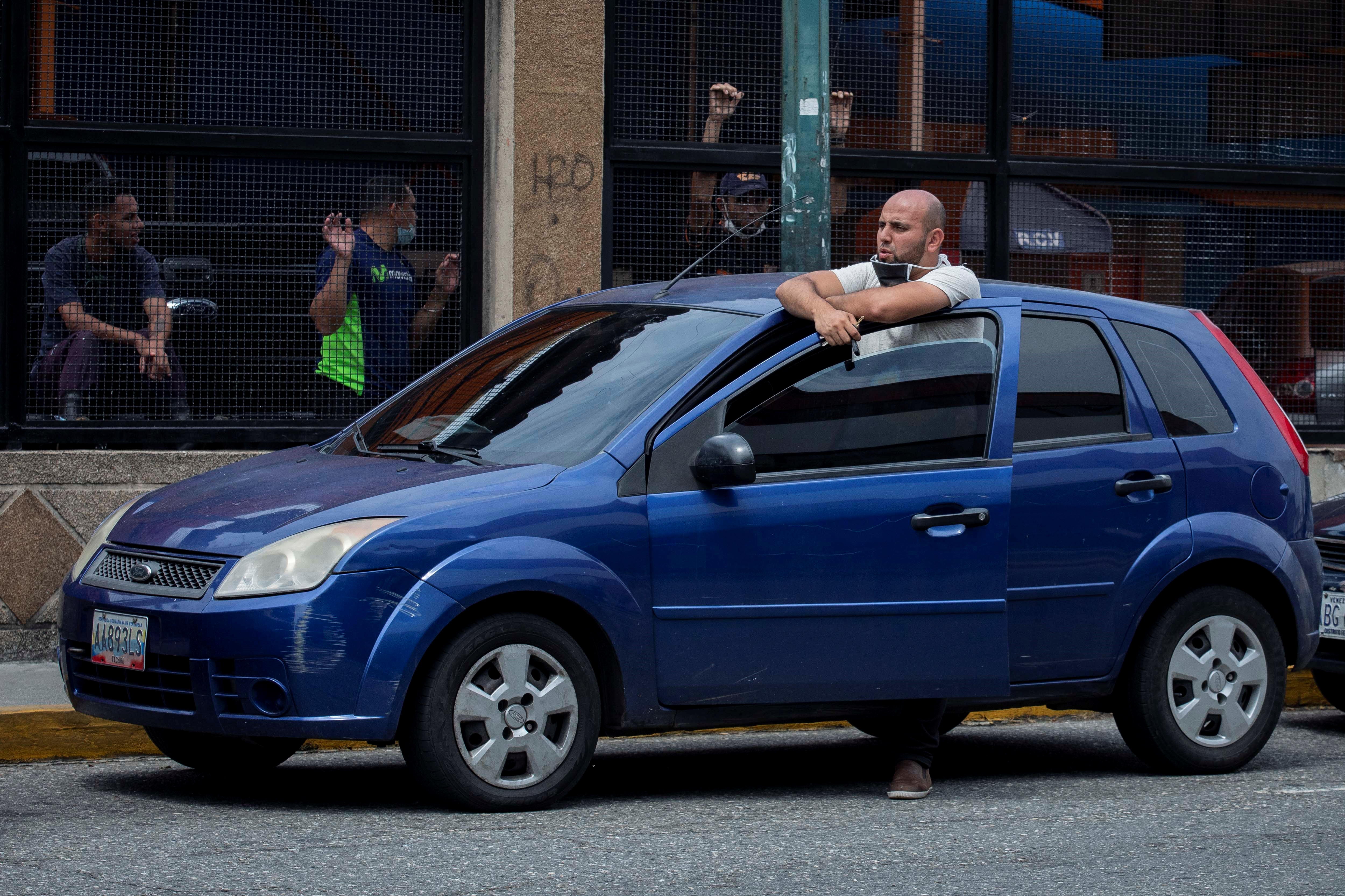 Colas por gasolina en Caracas siguen este sábado #15Ago (Video)