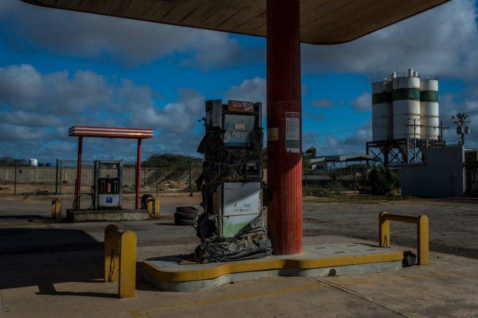 A fallas en distribución de gasolina se suma el cierre de unas 300 bombas desde 2008