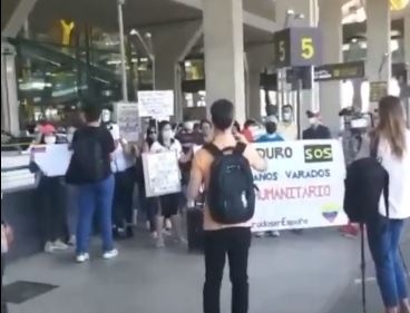 Venezolanos en el aeropuerto de Madrid exigieron a Maduro reabrir vuelos de repatriación (VIDEO)