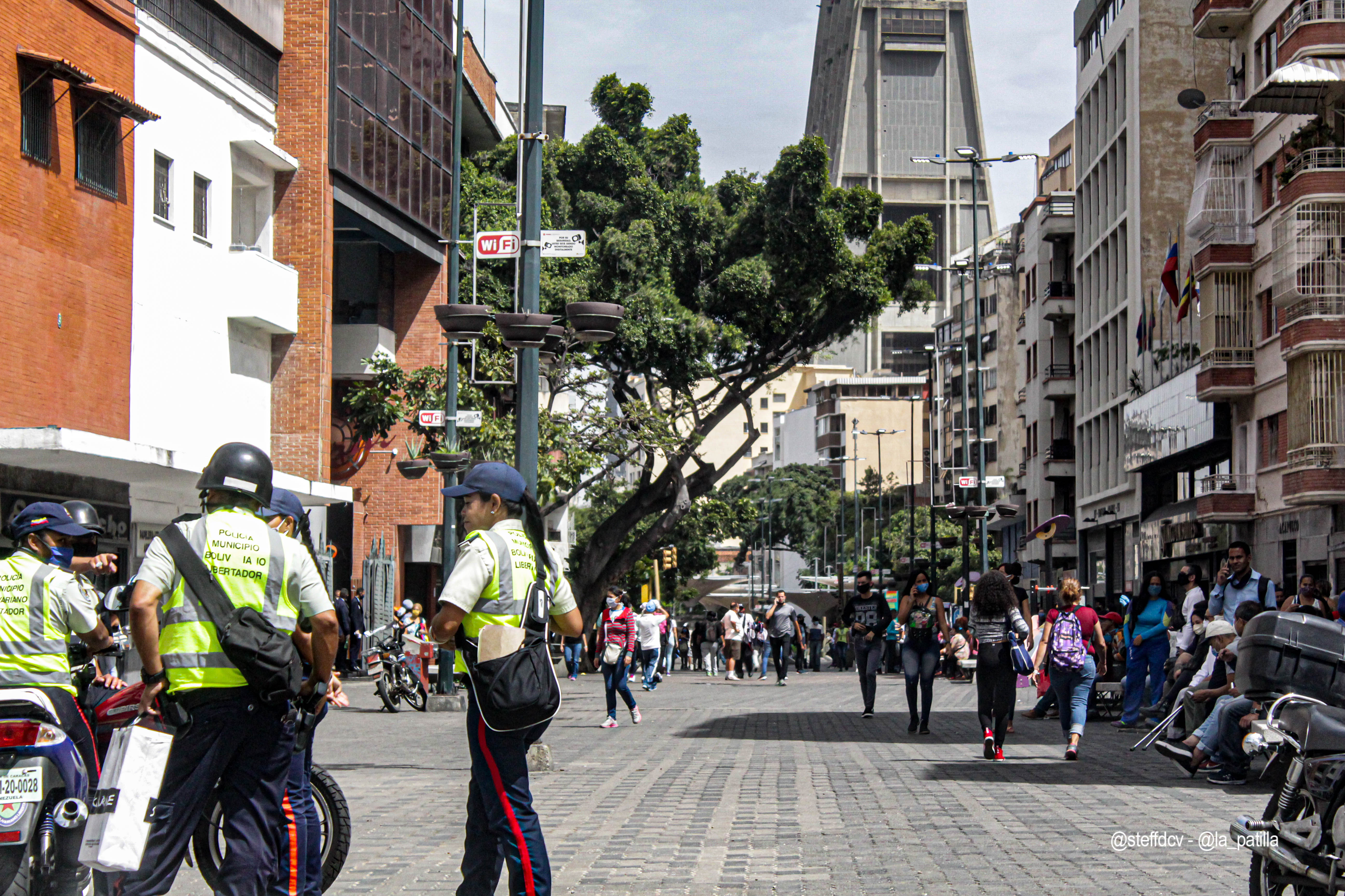 Habla la calle: Para los caraqueños, efectuar un show electoral en pandemia es un “riesgo total” (Video)