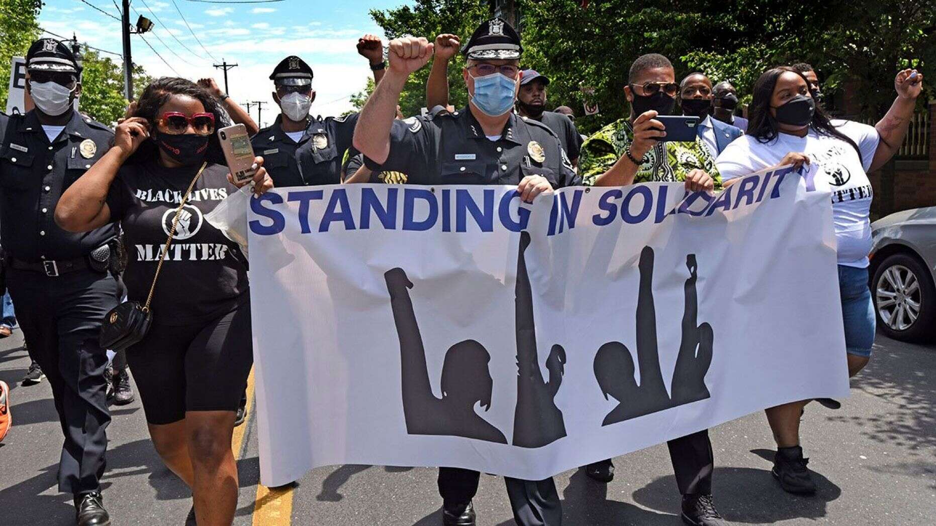 Oficiales de policía de Nueva Jersey ayudan a liderar una marcha pacífica por George Floyd