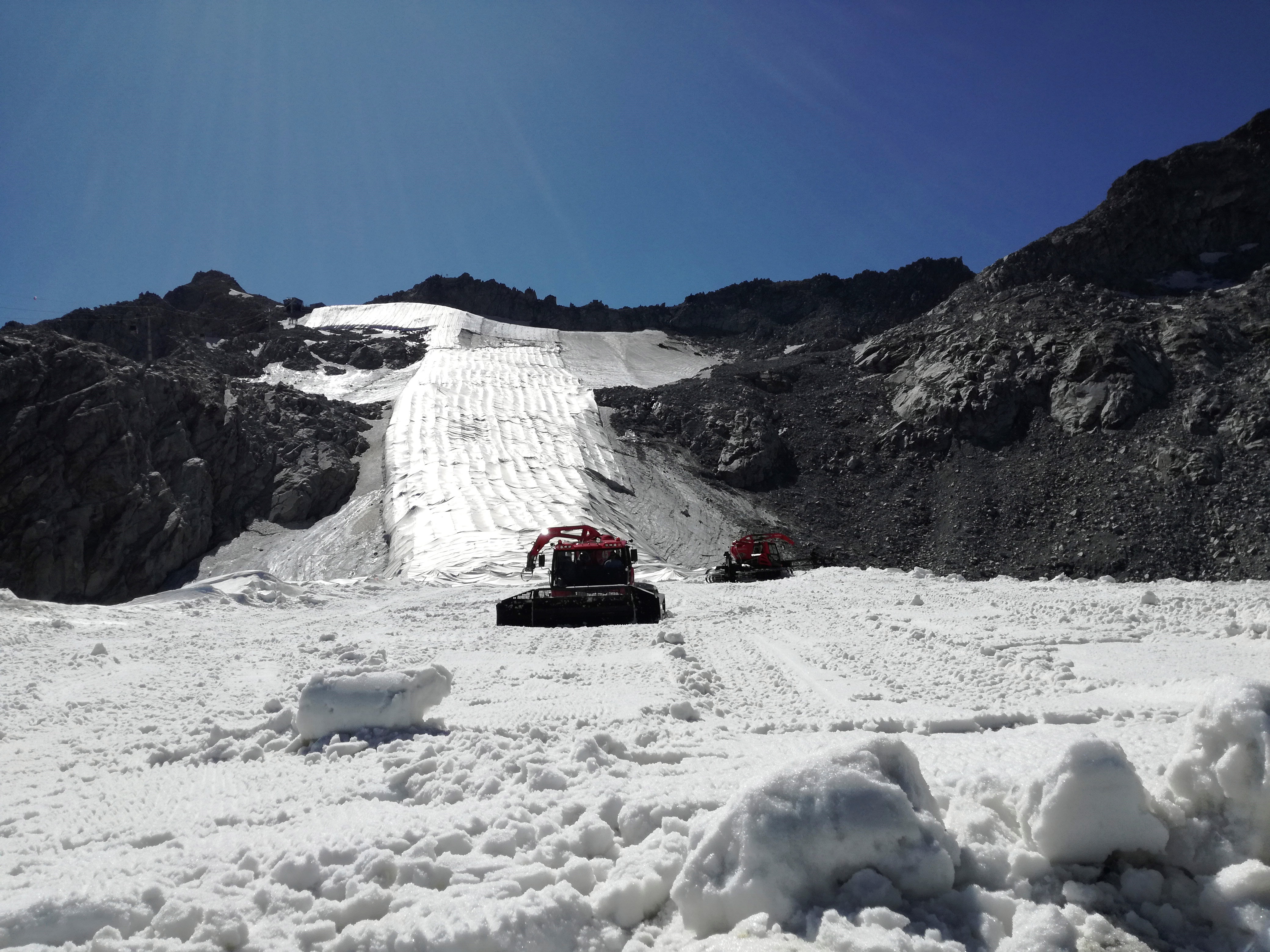 El glaciar Presena se cubre con lonas para sobrevivir al cambio climático