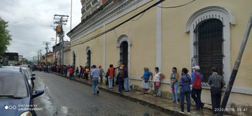 En Cojedes, los pensionados deben madrugar para conseguir efectivo #18Jun (FOTOS)